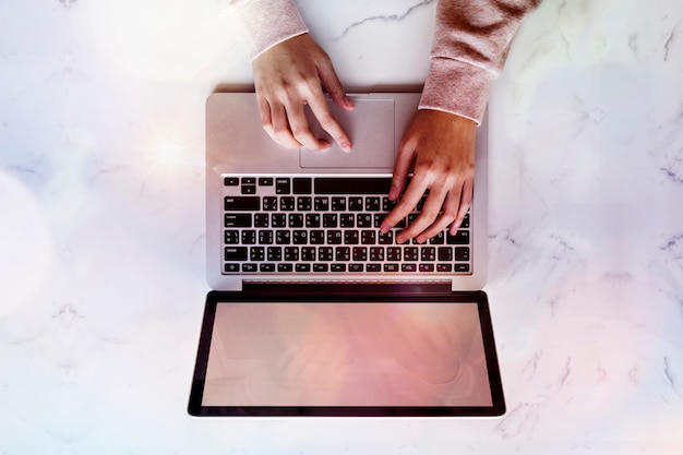 Vrouw met behulp van een laptop