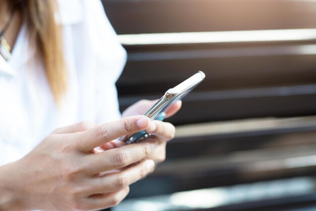 Foto vrouw met behulp van een mobiele telefoon op zoek naar telefoonsignaal op de achtergrond van een berglandschap digitale communicatie sms-bericht met vrienden in sociaal netwerk