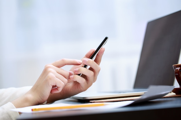 Vrouw met behulp van een mobiele telefoon