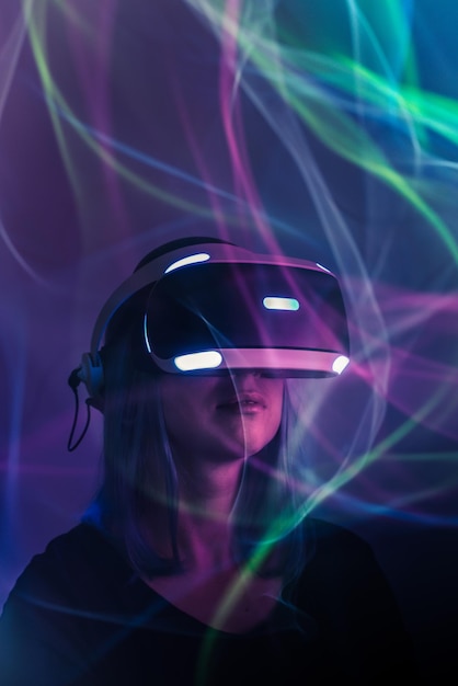 Vrouw met behulp van een virtual reality simulator door lichtschilderijen