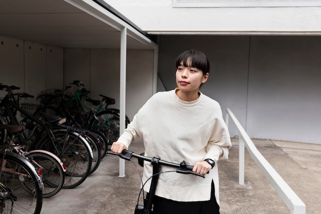 Vrouw met behulp van elektrische fiets in de stad