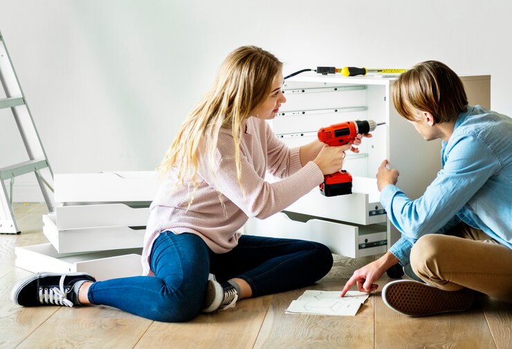 Foto vrouw met behulp van elektronische boorkabinet installeren