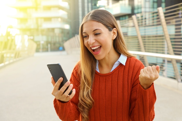 Vrouw met behulp van haar smartphone buitenshuis