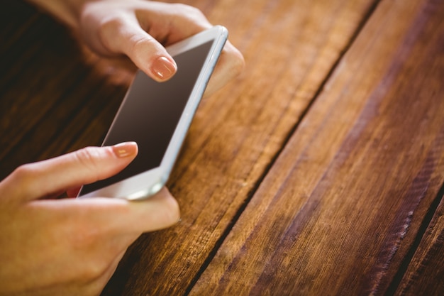 Vrouw met behulp van haar smartphone