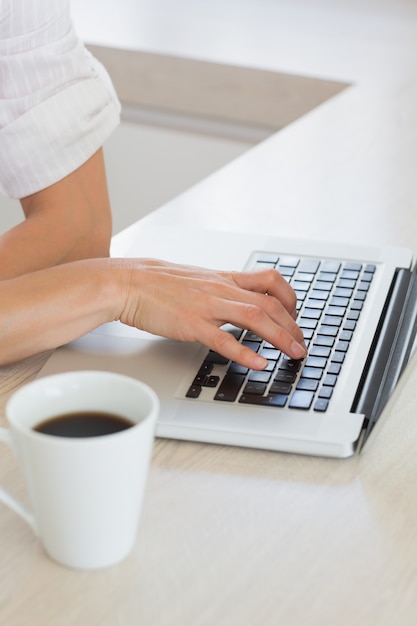 Vrouw met behulp van laptop aan balie