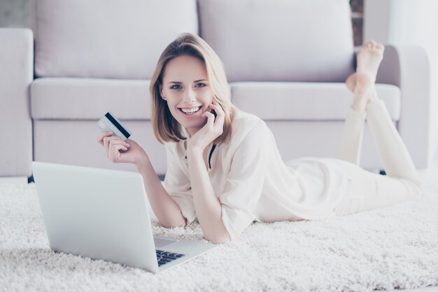 Vrouw met behulp van laptop voor online winkelen