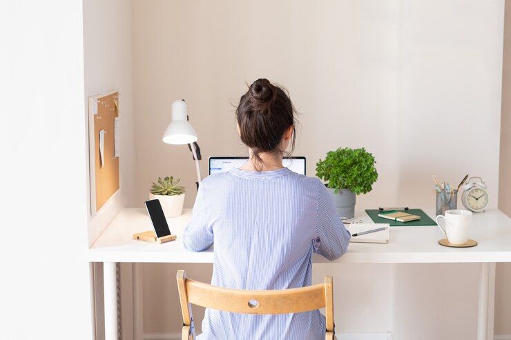 Vrouw met behulp van laptop, werkplek in moderne stijl. Communicatie en telewerken. sociale afstand