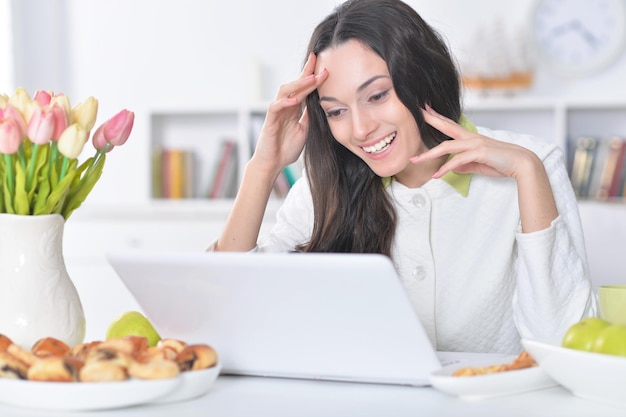 Vrouw met behulp van laptop