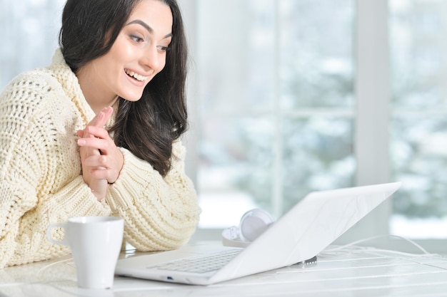 Vrouw met behulp van laptop