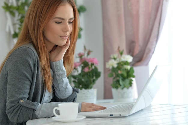 Vrouw met behulp van laptop