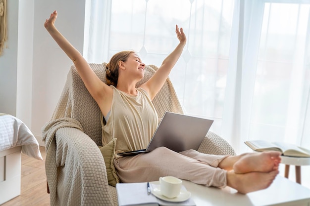 Foto vrouw met behulp van laptop