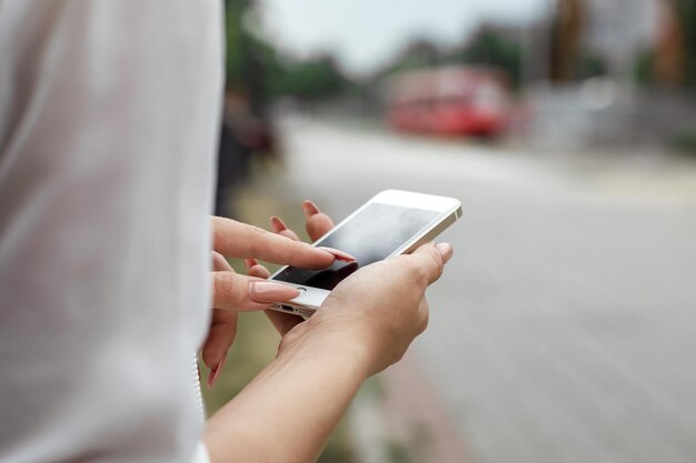 vrouw met behulp van mobiele smart phone