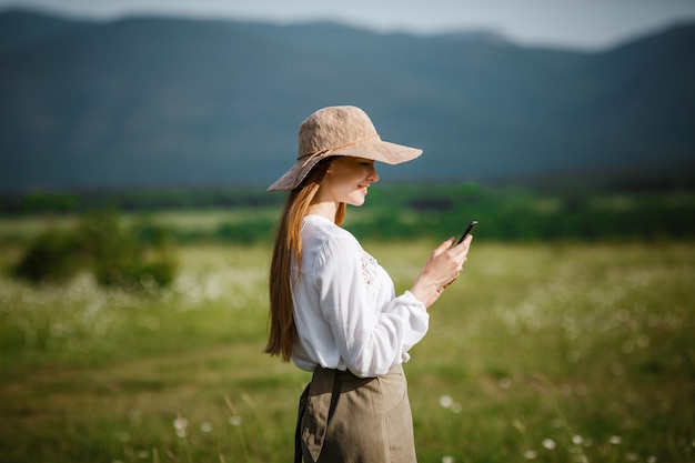 Vrouw met behulp van mobiele telefoon op buiten.