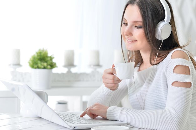 Vrouw met behulp van op laptop