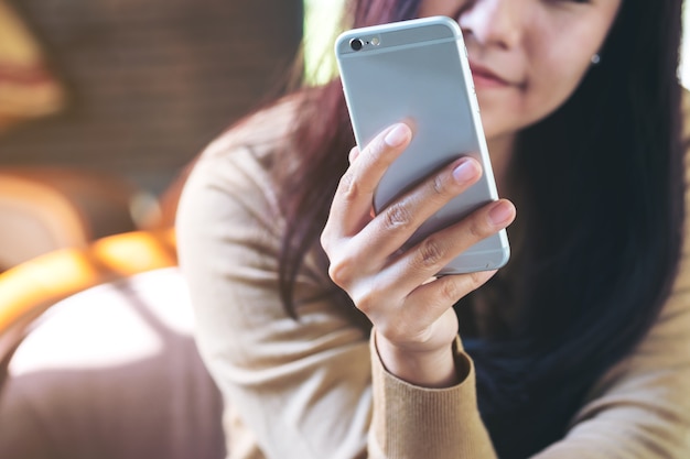 Vrouw met behulp van slimme telefoon