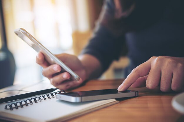 vrouw met behulp van slimme telefoon