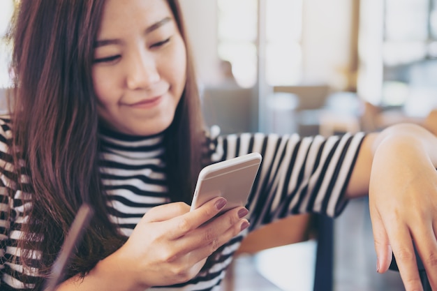 Vrouw met behulp van slimme telefoon