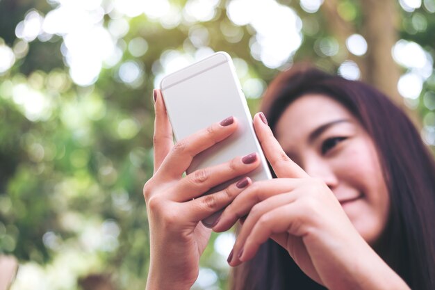 vrouw met behulp van slimme telefoon