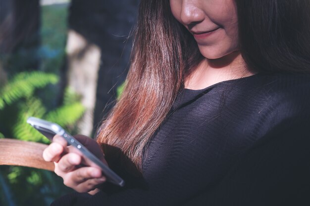 vrouw met behulp van slimme telefoon