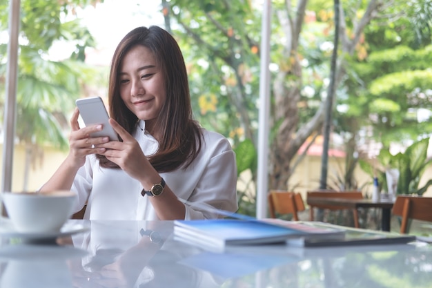 vrouw met behulp van slimme telefoon