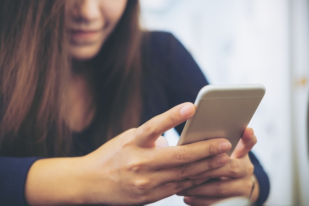 vrouw met behulp van slimme telefoon