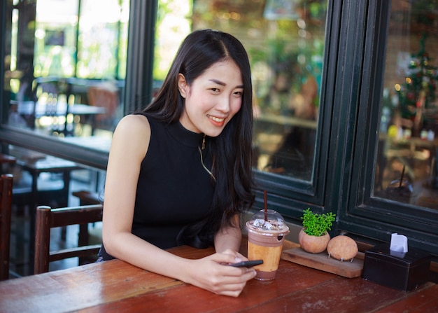 vrouw met behulp van smartphone in het café