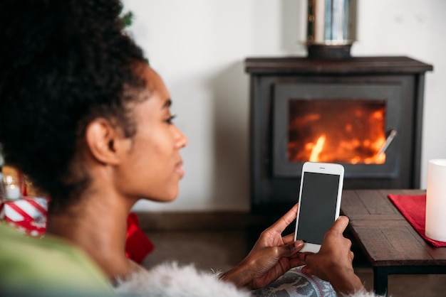 Vrouw met behulp van smartphone op Kerstmis