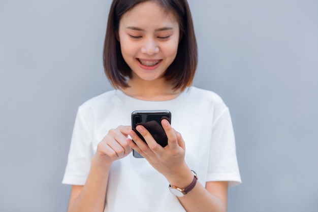 Vrouw met behulp van smartphone, tijdens de vrije tijd.