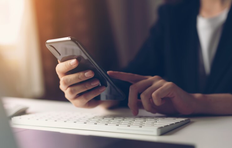 Foto vrouw met behulp van smartphone.