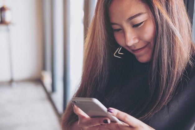 Vrouw met behulp van smartphone