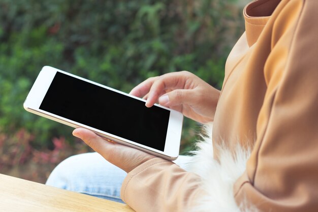 Vrouw met behulp van tablet berekenen