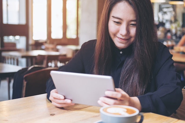 vrouw met behulp van Tablet PC