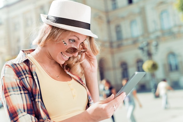 Vrouw met behulp van tablet