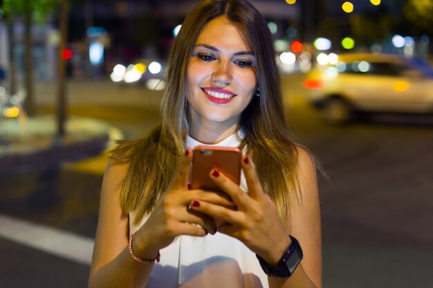 &quot;Vrouw met behulp van telefoon in de straat&quot;