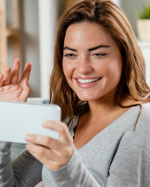 Foto vrouw met behulp van telefoon