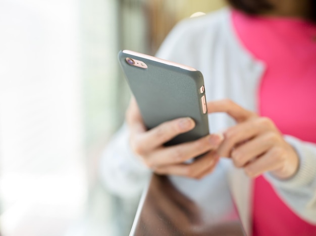 Vrouw met behulp van telefoon