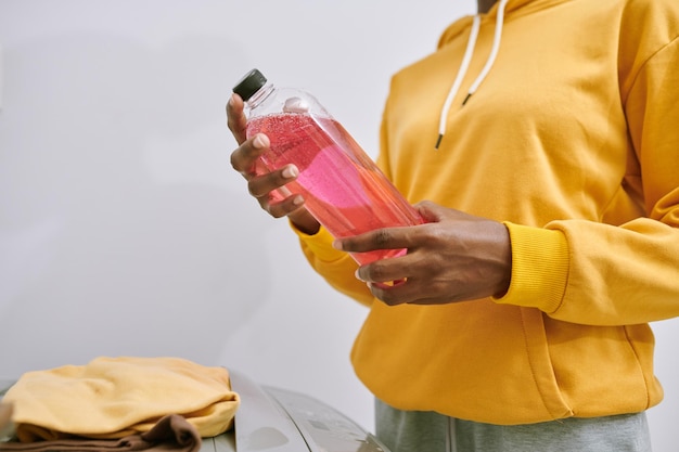 Vrouw Met Behulp Van Vloeibare Wasmiddelen