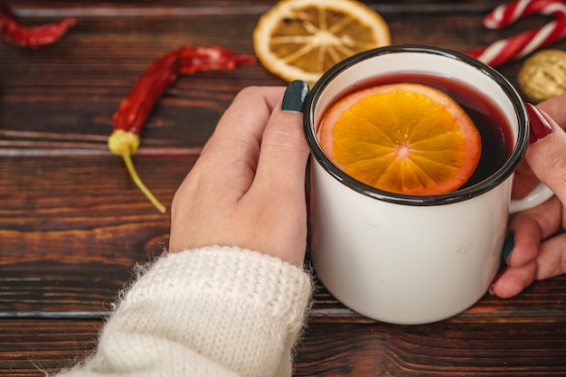 Vrouw met beker met glühwein in haar handen