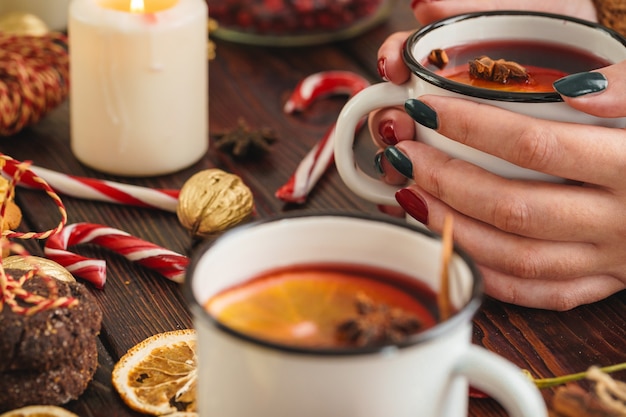 Vrouw met beker met glühwein in haar handen