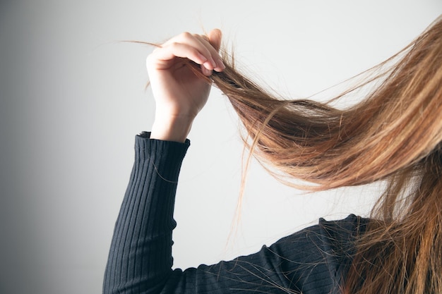 Foto vrouw met beschadigd haar de hand.