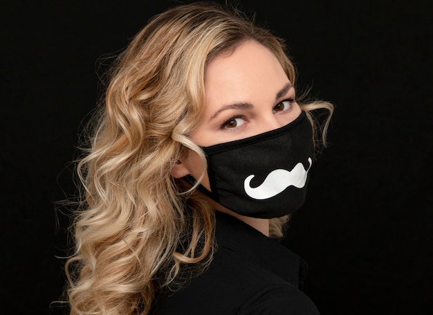 Vrouw met beschermend gezichtsmasker