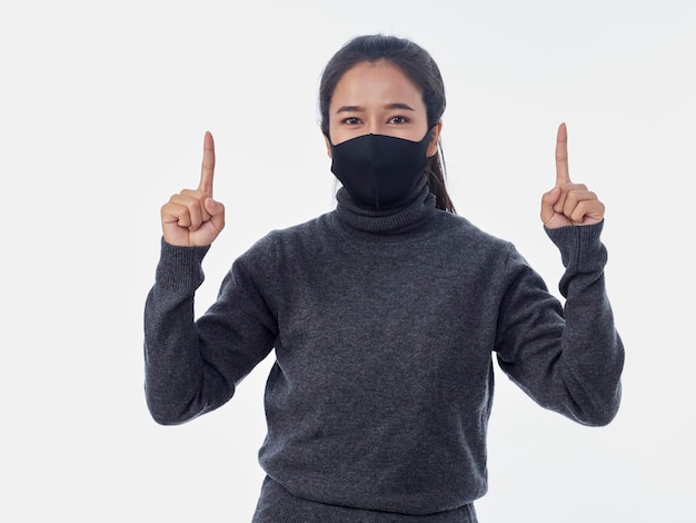 Vrouw met beschermend masker op witte achtergrond