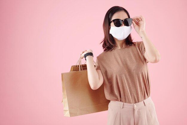 Vrouw met beschermend masker winkelen