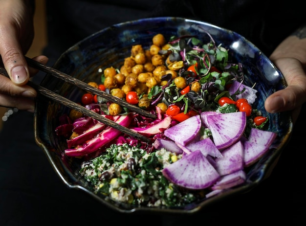 Vrouw met biologische boeddhakom als lunch