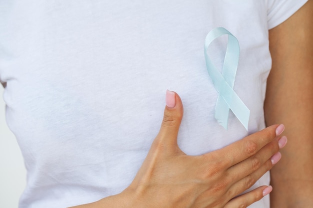 Vrouw met blauw lint prostaatkanker bewustzijn