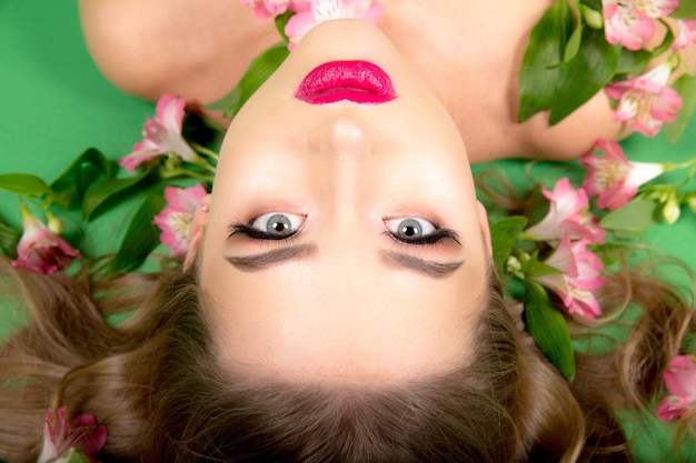 Vrouw met bloemen in de buurt van haar gezicht