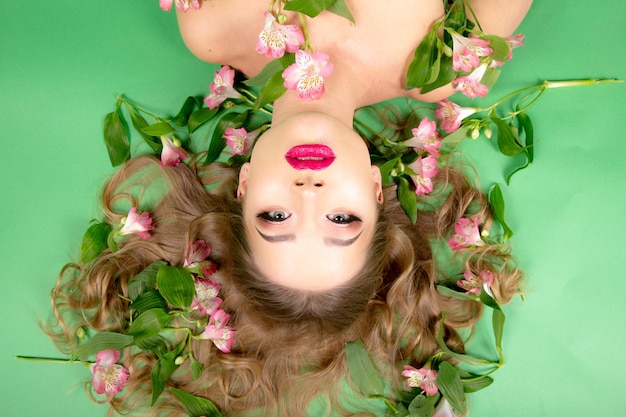 Vrouw met bloemen in de buurt van haar gezicht