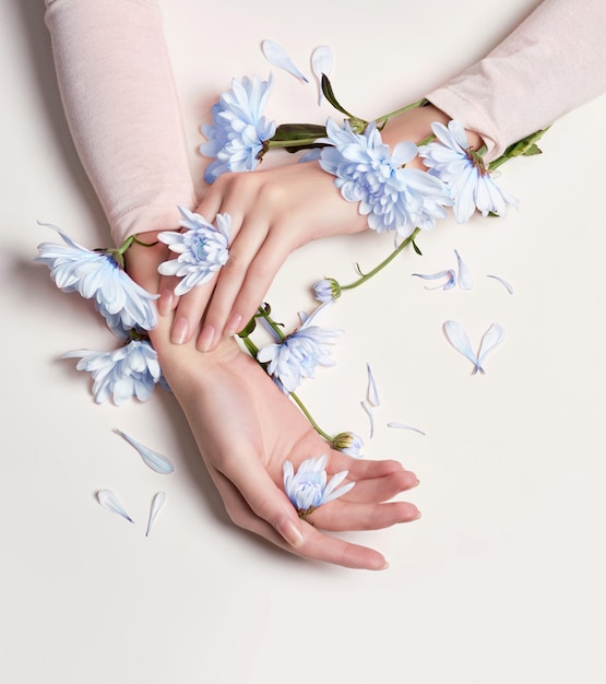 vrouw met bloemen in haar hand