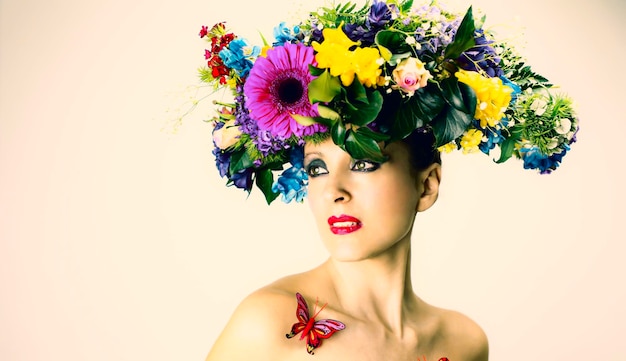 Foto vrouw met bloemen op een beige achtergrond