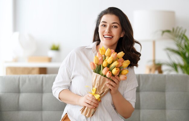 Foto vrouw met bloemen.